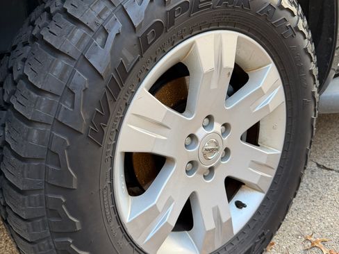 Used 2007 Nissan Pathfinder LE w/ LE Navigation Pkg image 2