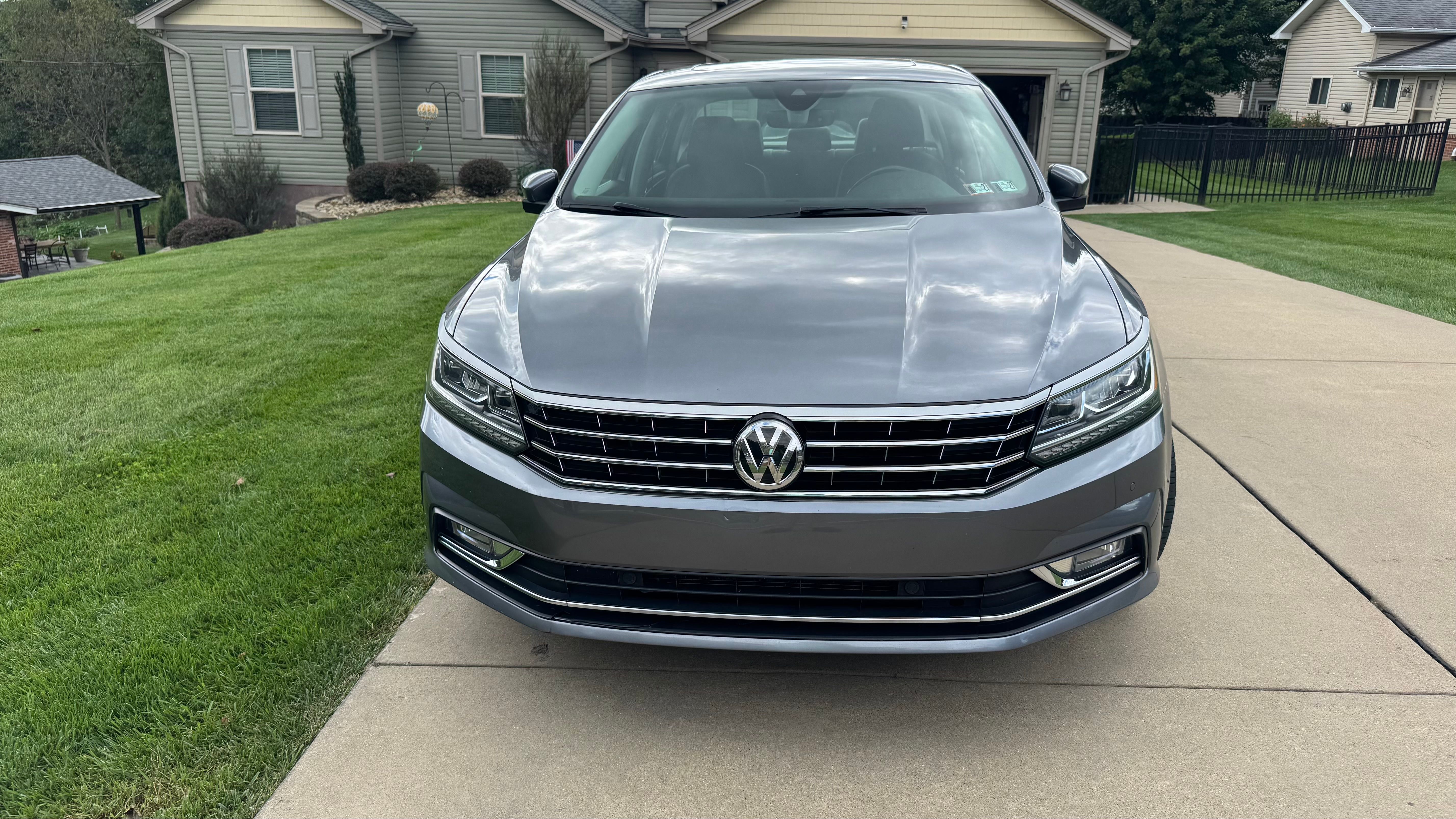 Used 2017 Volkswagen Passat 3.6 SEL Premium FWD image 2