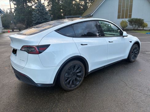 Used 2021 Tesla Model Y Long Range image 17