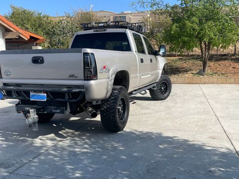 Used 2006 Chevrolet Silverado 2500 LT w/ Heavy-Duty Power Package AWD/4WD image 6