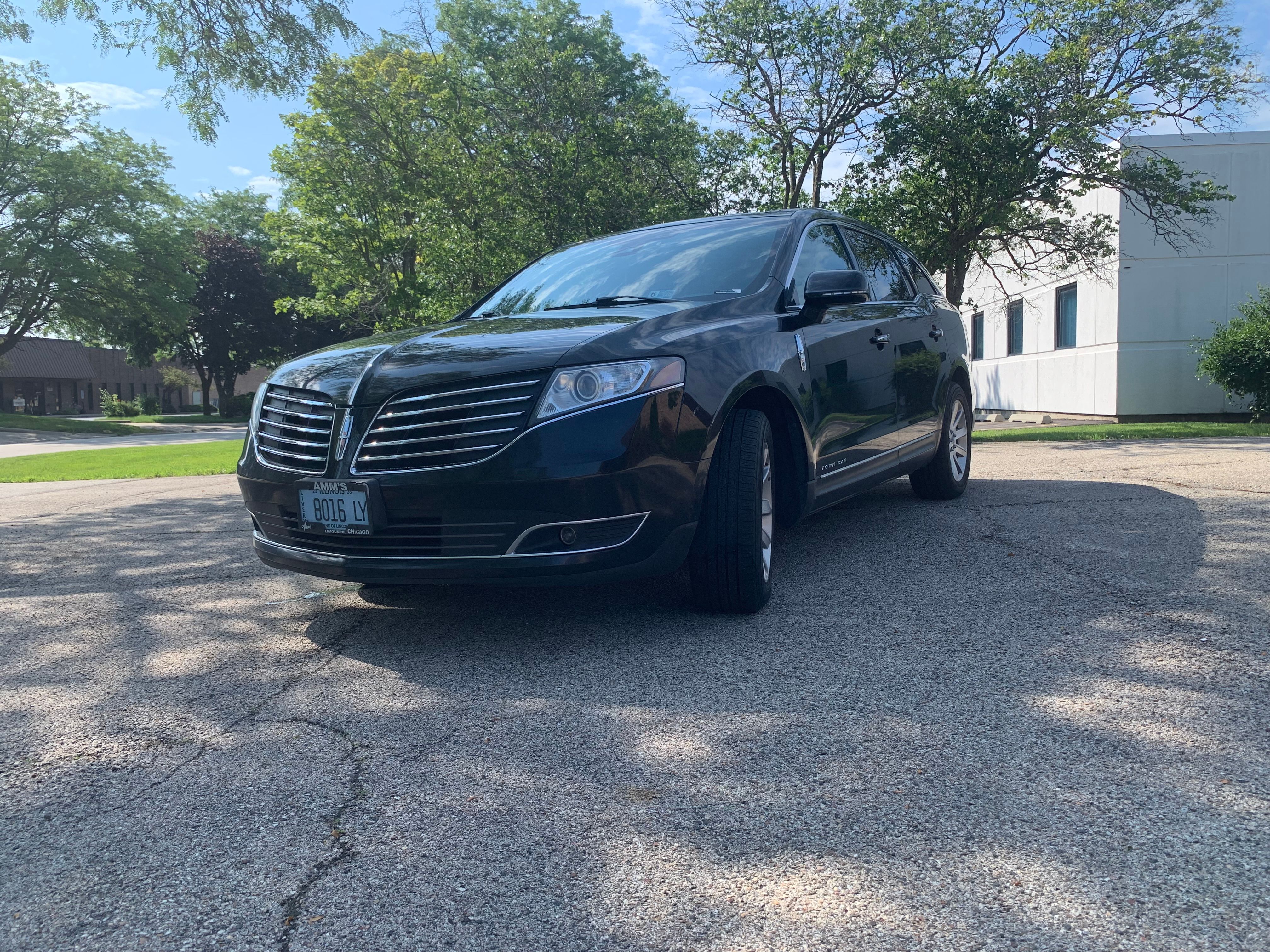 Used 2018 Lincoln MKT AWD image 2