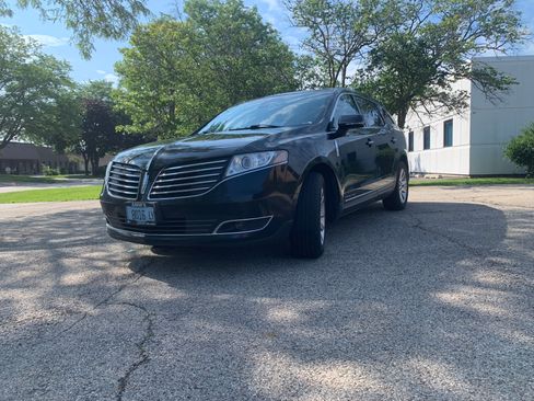 Used 2018 Lincoln MKT AWD image 2
