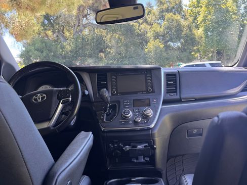 Used 2019 Toyota Sienna SE w/ Carpet Mat Package FWD image 10