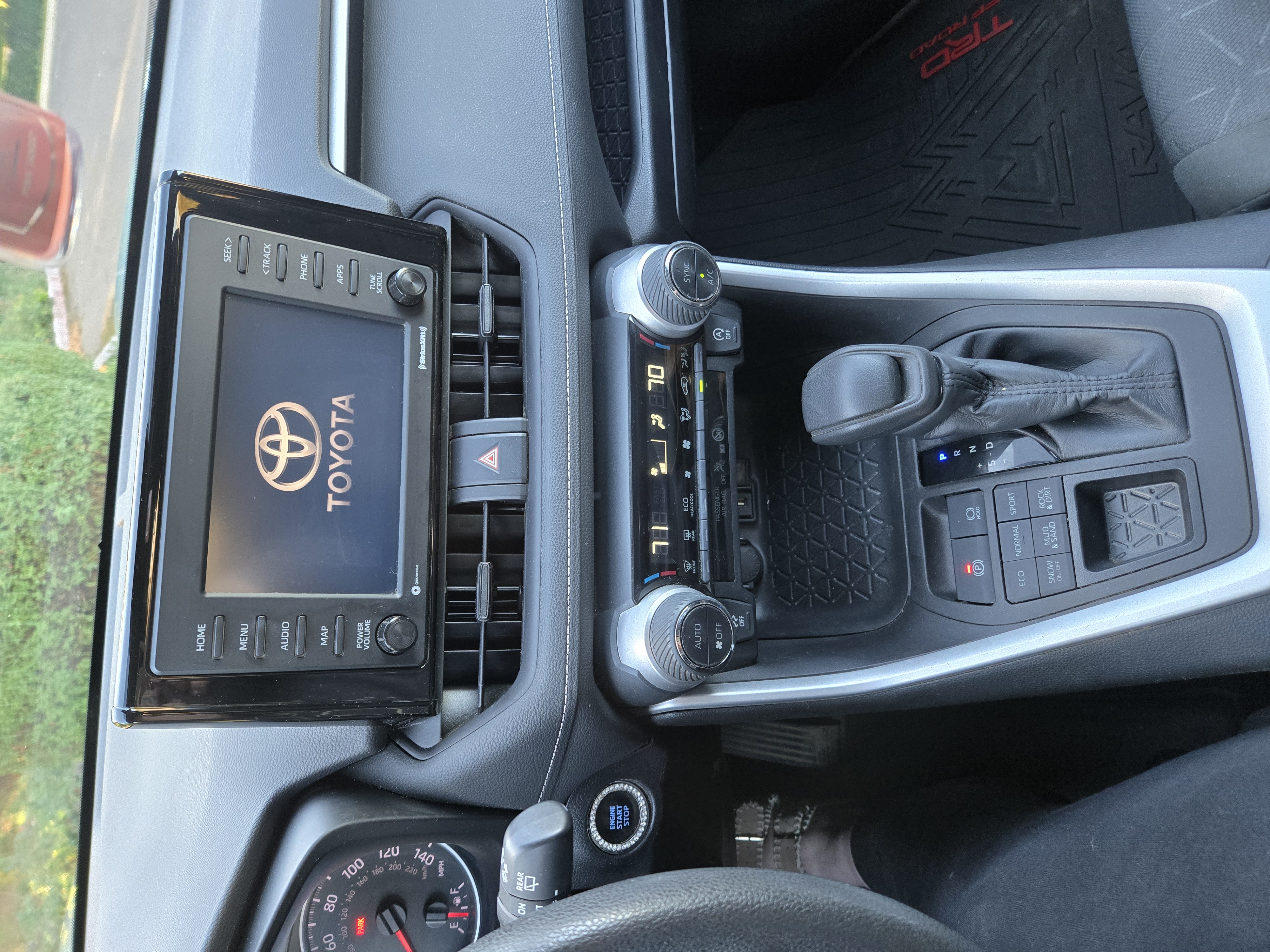 Used 2022 Toyota RAV4 XLE AWD/4WD image 16
