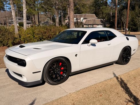 Used 2016 Dodge Challenger SRT Hellcat image 1