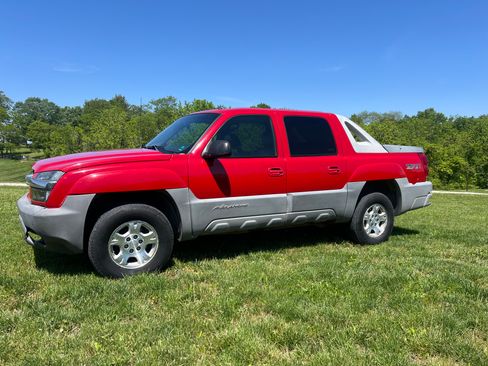 Used 2002 Chevrolet Avalanche 4x4 w/ Off-Road Suspension Pkg image 1