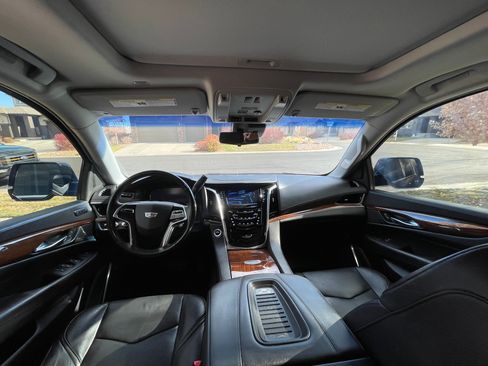 Used 2019 Cadillac Escalade Premium Luxury image 12