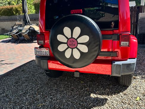 Used 2017 Jeep Wrangler Unlimited Sahara w/ Max Tow Package image 4