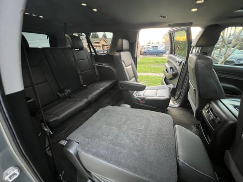 Used 2018 Chevrolet Suburban LT image 19