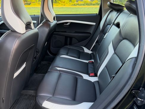 Used 2010 Volvo V70 R-Design FWD image 11