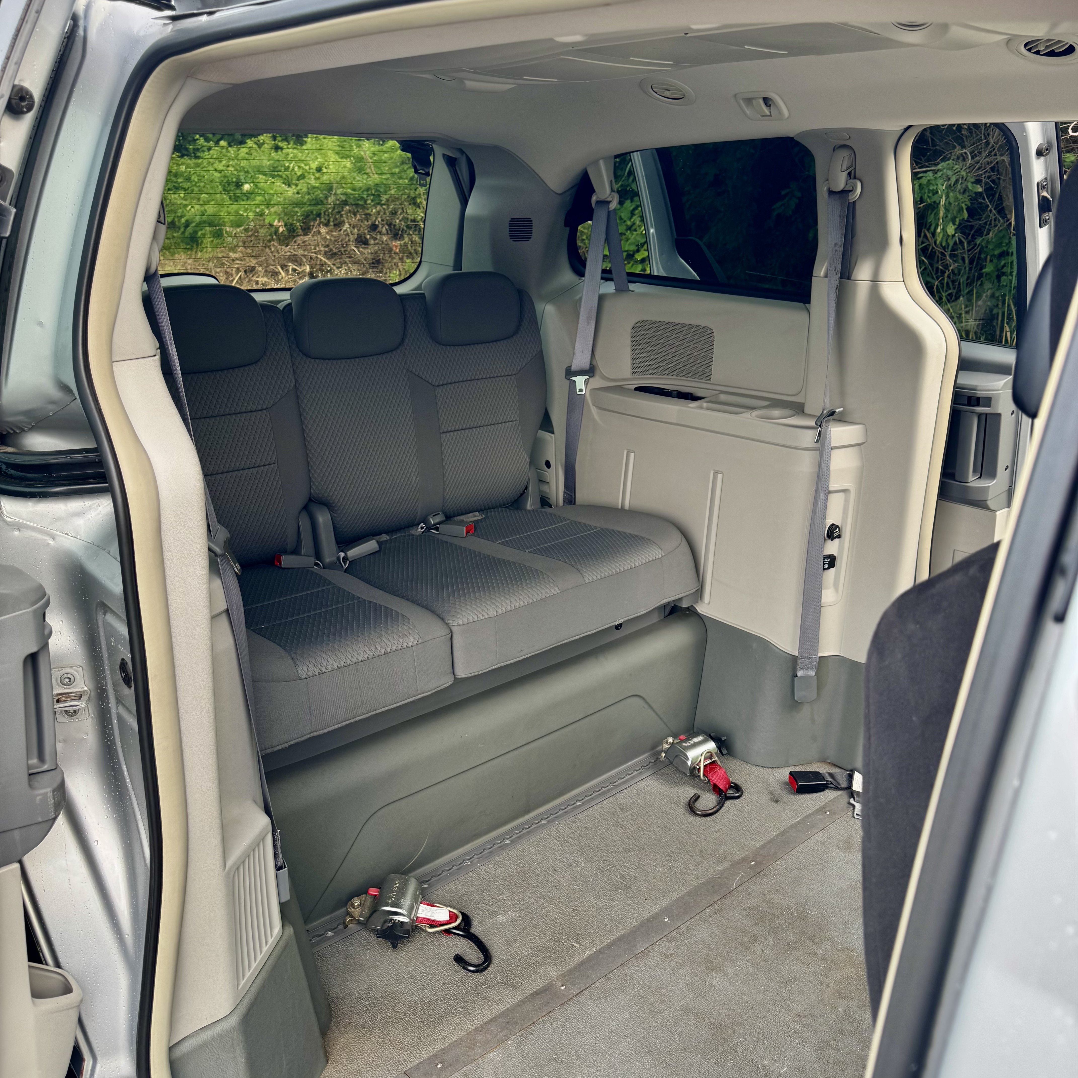 Used 2010 Chrysler Town & Country Touring FWD image 11
