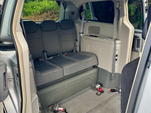 Used 2010 Chrysler Town & Country Touring FWD image 11