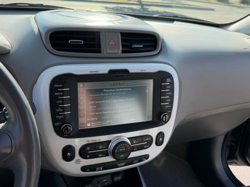 Used 2016 Kia Soul EV + FWD image 21