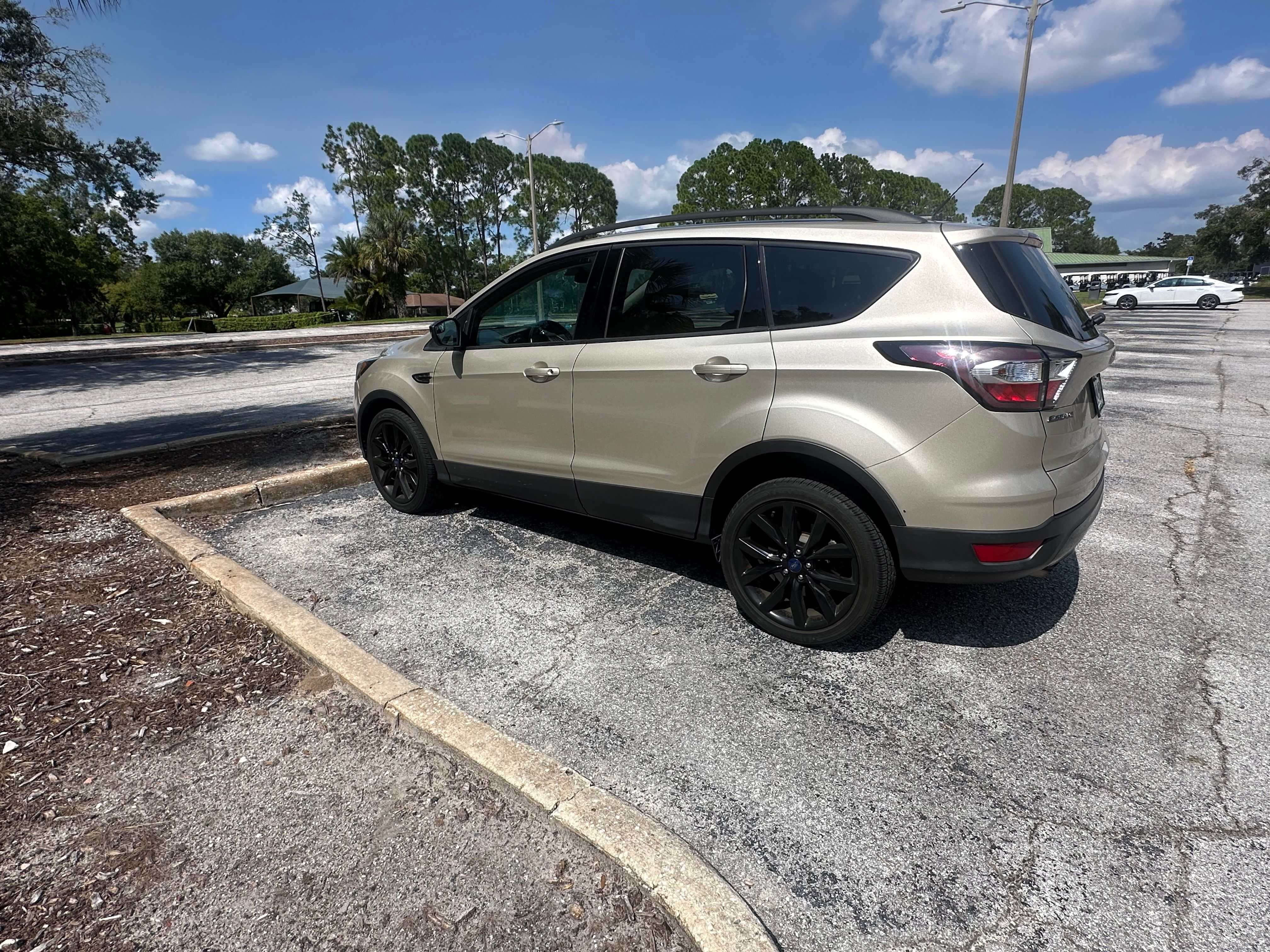 Used 2017 Ford Escape SE w/ SE Sport Appearance Package FWD image 9
