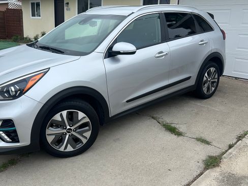 Used 2020 Kia Niro EX image 5