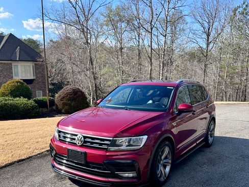 Used 2018 Volkswagen Tiguan SEL w/ R-Line Package image 10