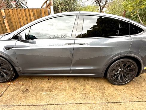 Used 2022 Tesla Model X Plaid image 2