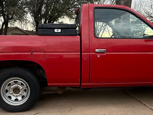 Used 1994 Nissan Pickup XE image 2