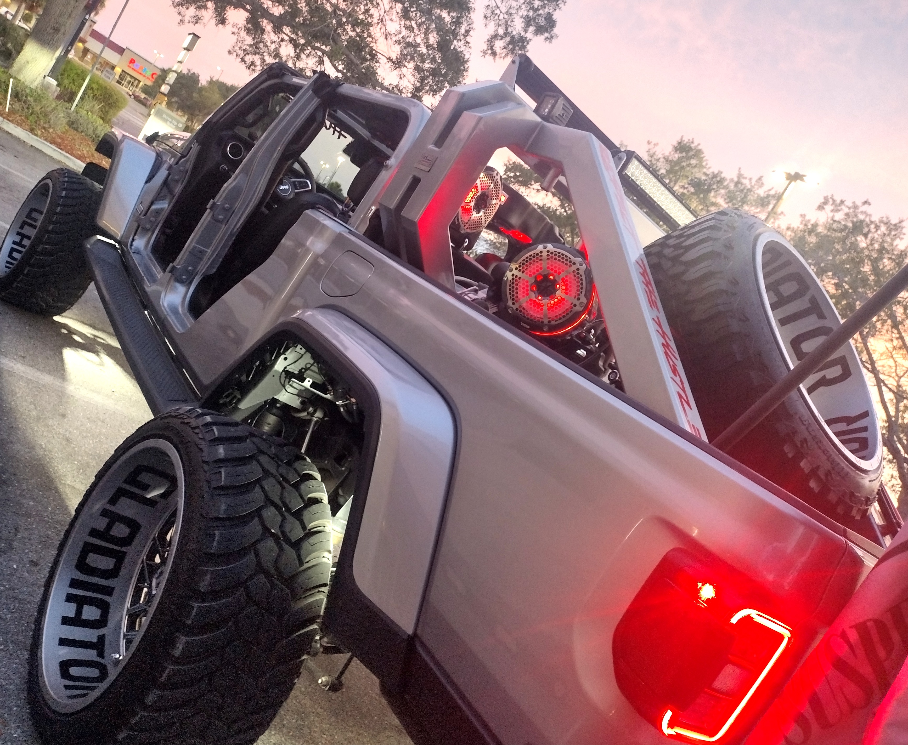 Used 2020 Jeep Gladiator Overland AWD/4WD image 2