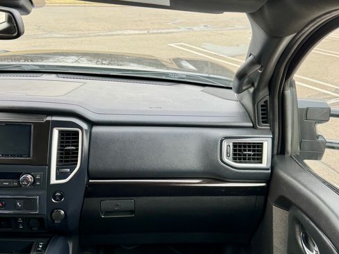 Used 2018 Nissan Titan SV image 14