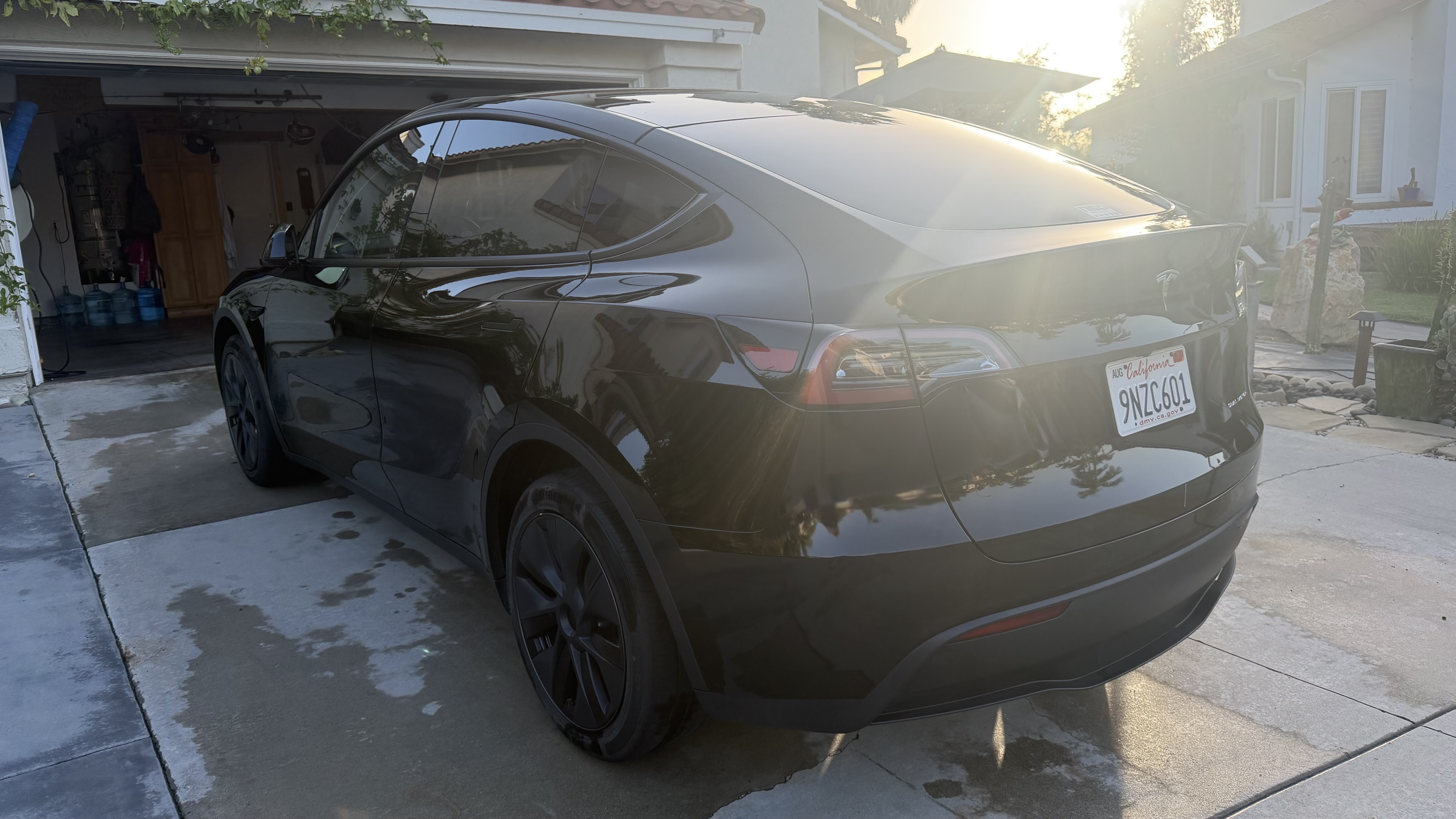 Used 2024 Tesla Model Y Long Range AWD/4WD image 1