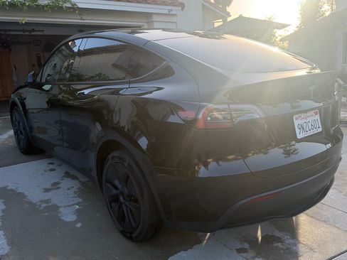 Used 2024 Tesla Model Y Long Range AWD/4WD image 1