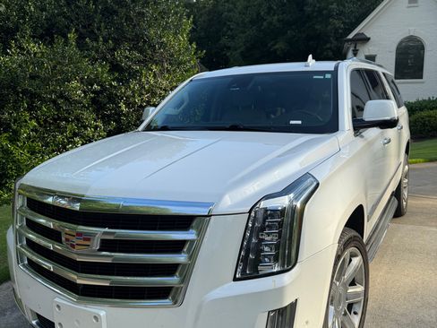 Used 2017 Cadillac Escalade ESV Luxury AWD/4WD image 2