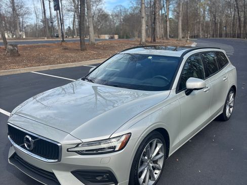 Used 2020 Volvo V60 T5 Momentum image 5