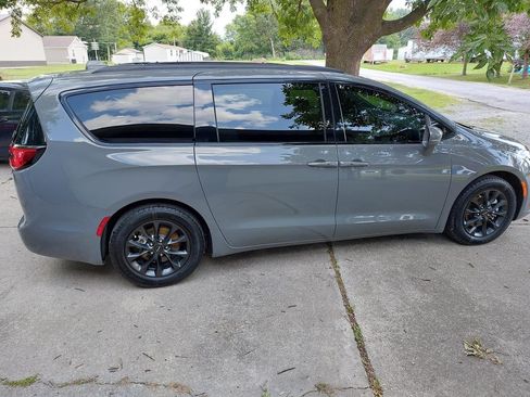 Used 2021 Chrysler Pacifica Touring w/ S Appearance Package image 11