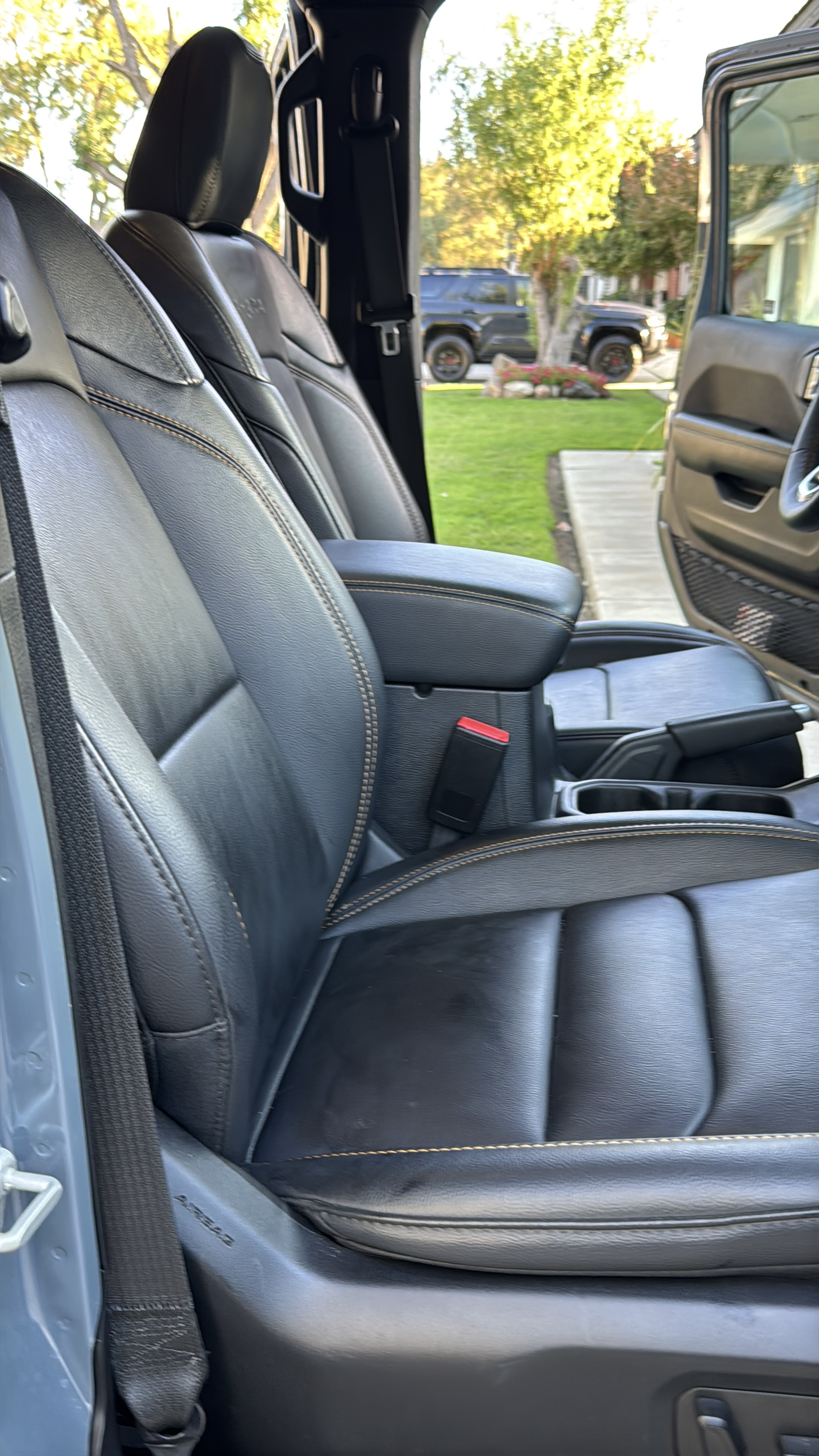 Used 2024 Jeep Wrangler Unlimited Sahara AWD/4WD image 6