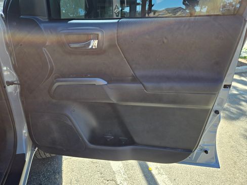 Used 2020 Toyota Tacoma TRD Off-Road w/ Technology Package image 12