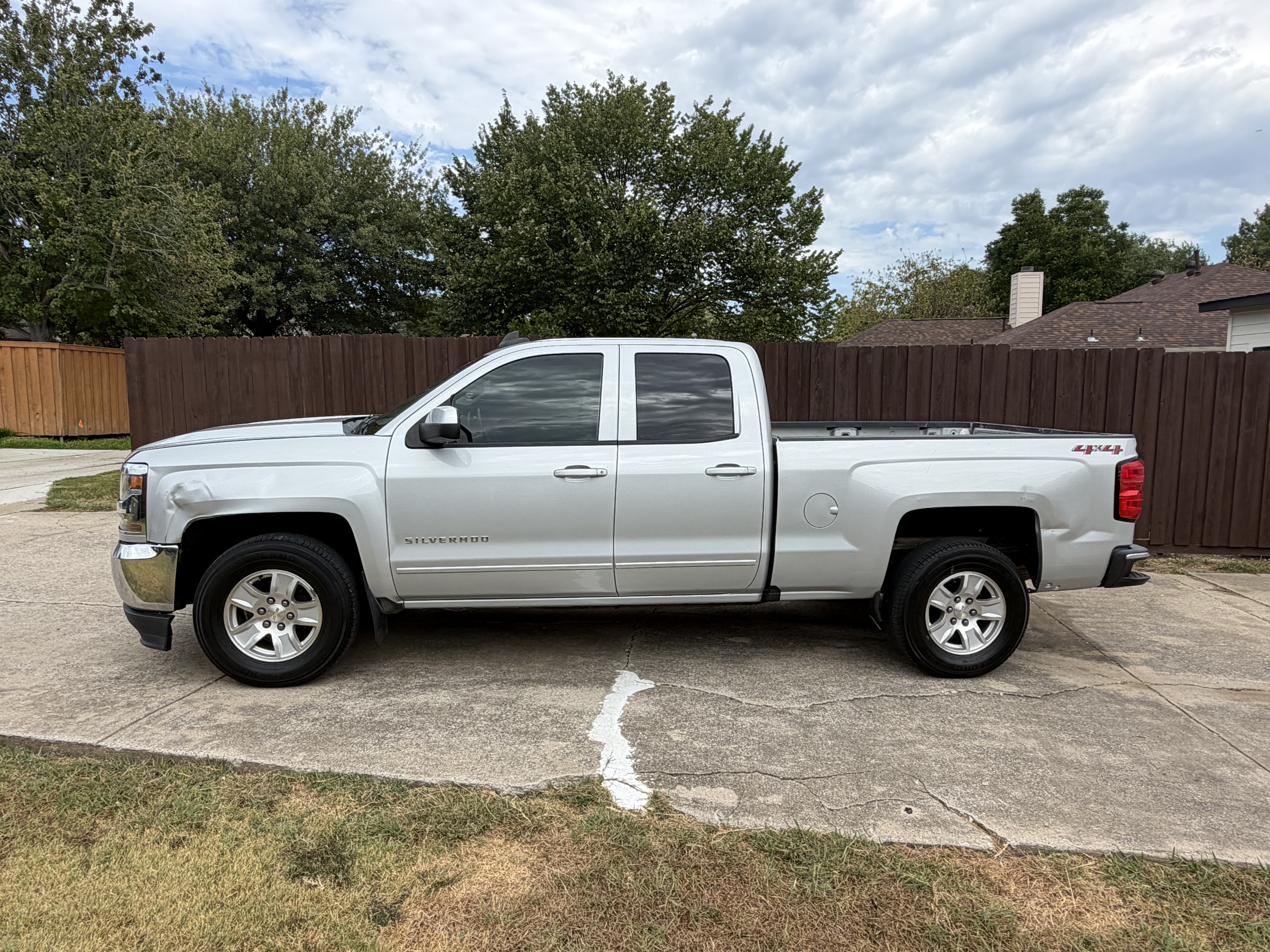 Used 2018 Chevrolet Silverado 1500 LT w/ Trailering Package AWD/4WD image 4
