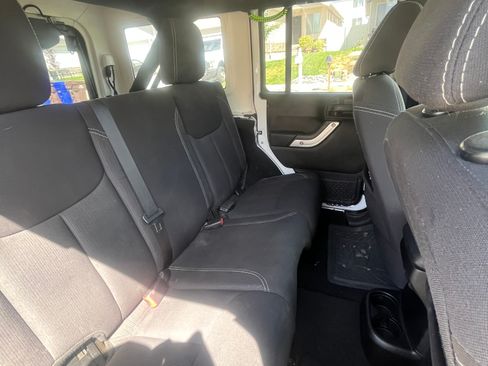 Used 2013 Jeep Wrangler Unlimited Rubicon w/ Connectivity Group image 10