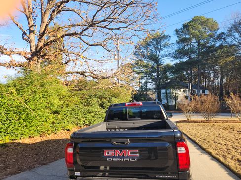 Used 2023 GMC Canyon Denali image 4