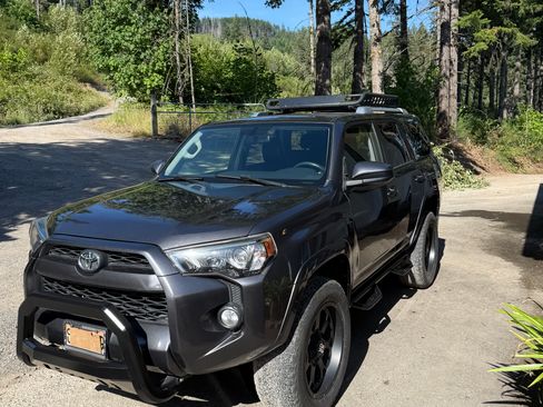 Used 2017 Toyota 4Runner SR5 AWD/4WD image 6