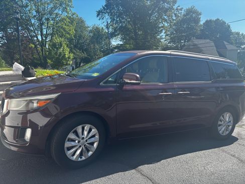 Used 2018 Kia Sedona EX FWD image 2
