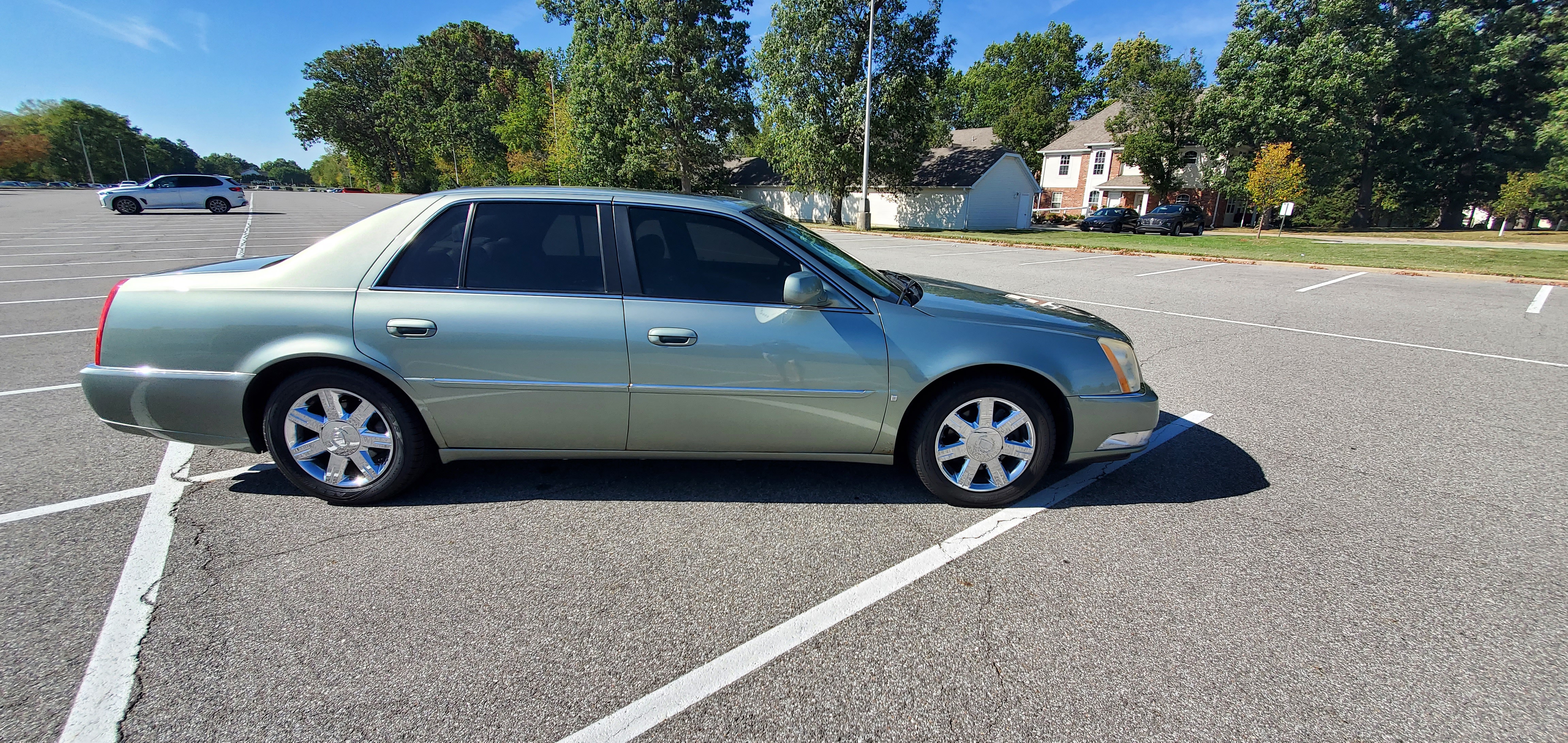 Used 2006 Cadillac DTS w/ Sun And Navigation Package FWD image 2