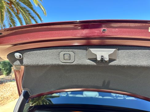 Used 2017 Lincoln Continental Select image 9