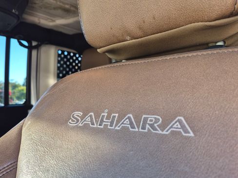 Used 2016 Jeep Wrangler Unlimited Sahara w/ Dual Top Group AWD/4WD image 18