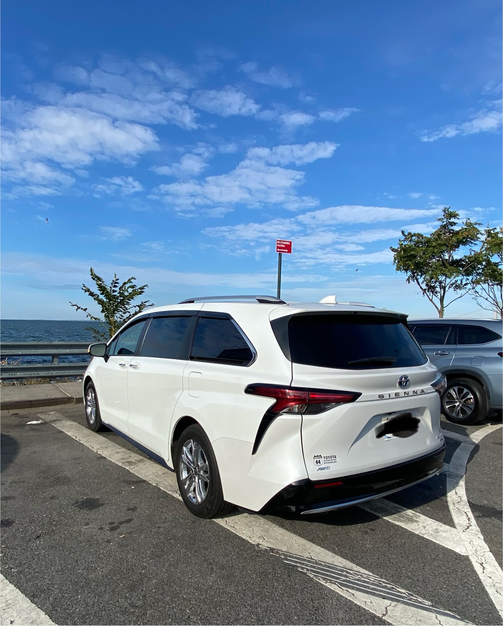 Used 2022 Toyota Sienna Platinum AWD/4WD image 4