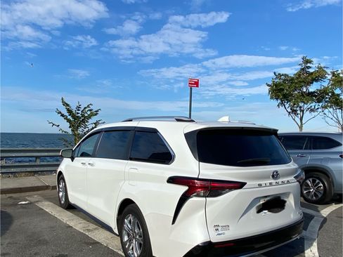 Used 2022 Toyota Sienna Platinum AWD/4WD image 4