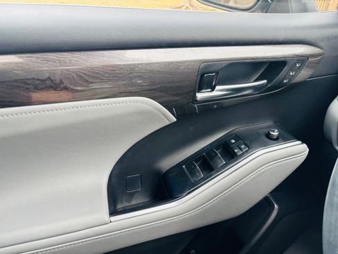 Used 2021 Toyota Highlander Platinum image 12