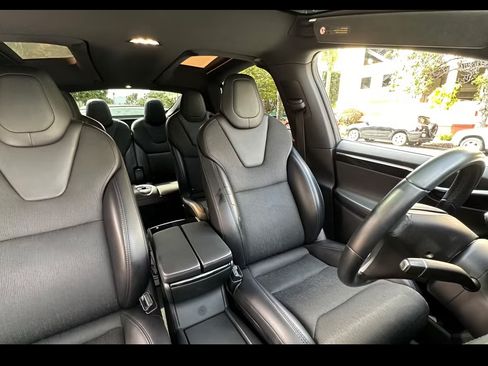 Used 2018 Tesla Model X 75D image 10