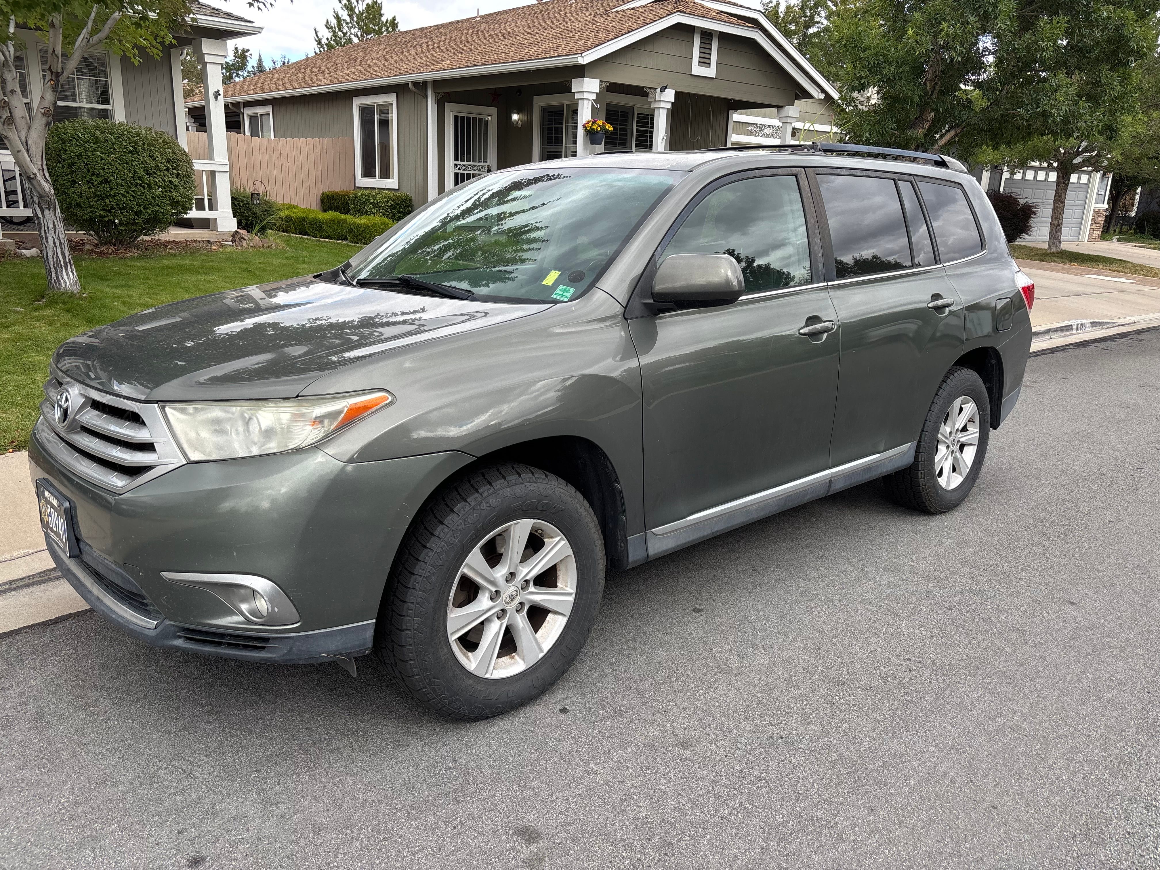 Used 2012 Toyota Highlander SE w/ Tow Pkg AWD/4WD image 1