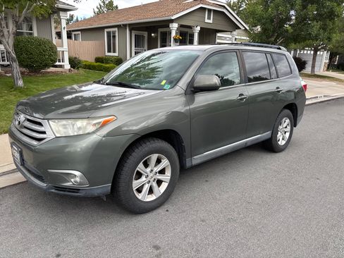 Used 2012 Toyota Highlander SE w/ Tow Pkg AWD/4WD image 1
