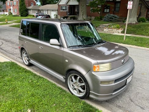 Used 2004 Scion xB FWD image 4