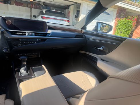 Used 2019 Lexus ES 300h w/ Accessory Package image 9