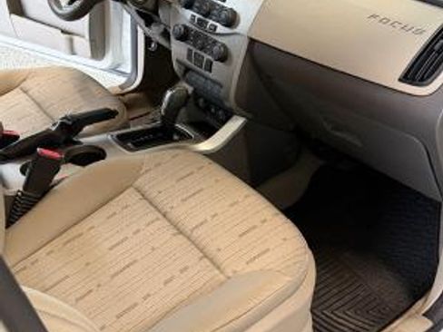 Used 2011 Ford Focus SE image 10