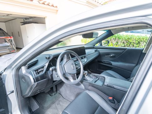 Used 2023 Lexus ES 300h w/ Premium Package image 16