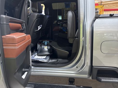 Used 2024 GMC Sierra 2500 Denali Ultimate image 9